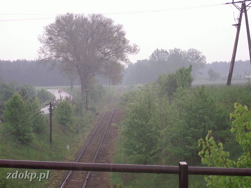 2005-05-23.134 stawiany-slawa widok w str. stawian.jpg - linia Gniezno Winiary -Sawa Wlkp.- widok z nieczynnego wiaduktu w kierunku Stawian, 35.8 km